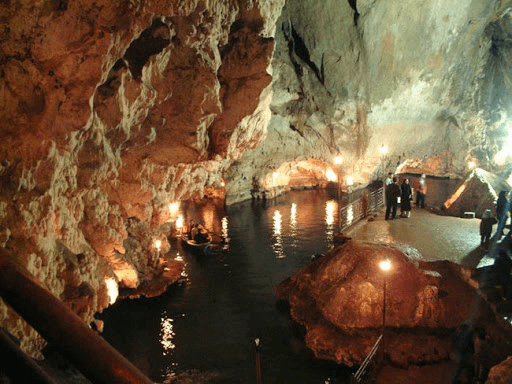 تصویری از داخل غار