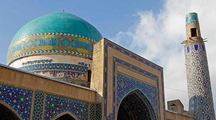 تصویری از نمای بیرونی مسجد هفتاد و دو تن در مشهد