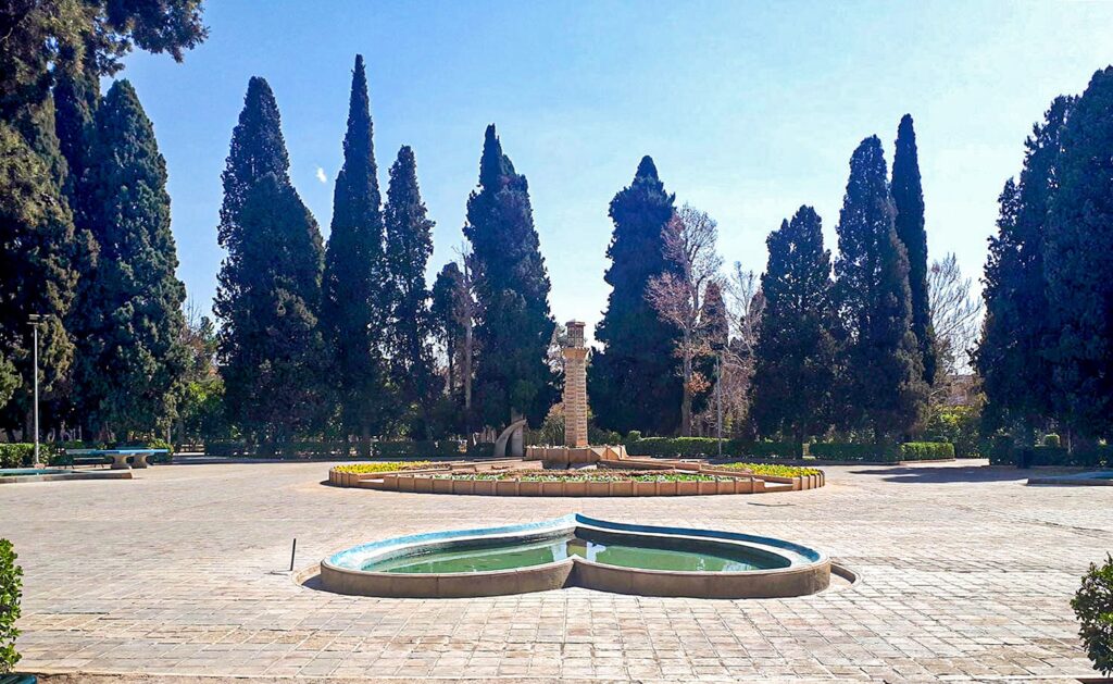تصویر فضا بیرون باغ ملی شیراز
